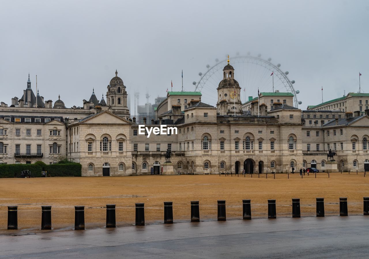 VIEW OF BUILDINGS IN CITY