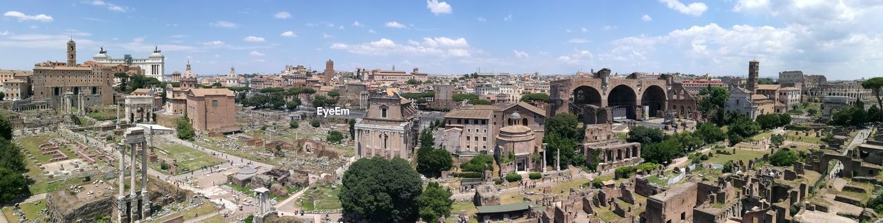 PANORAMIC VIEW OF BUILDINGS IN CITY