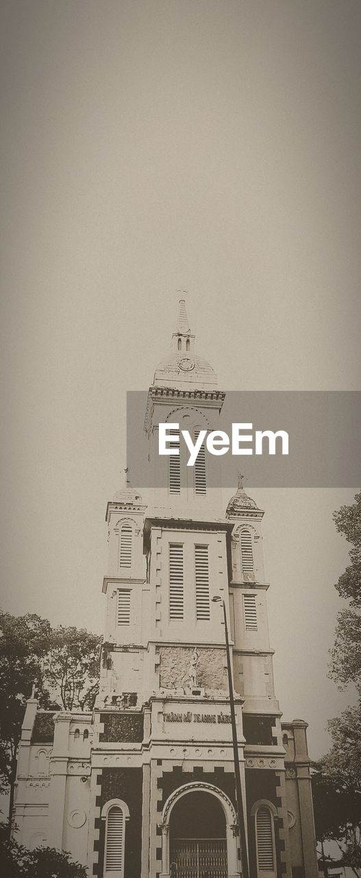 LOW ANGLE VIEW OF A BUILDING AGAINST SKY