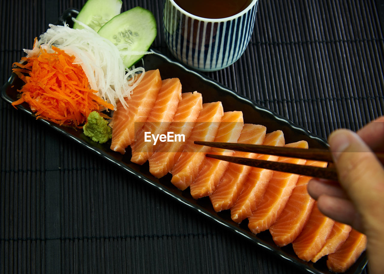 CLOSE-UP OF SUSHI ON PLATE
