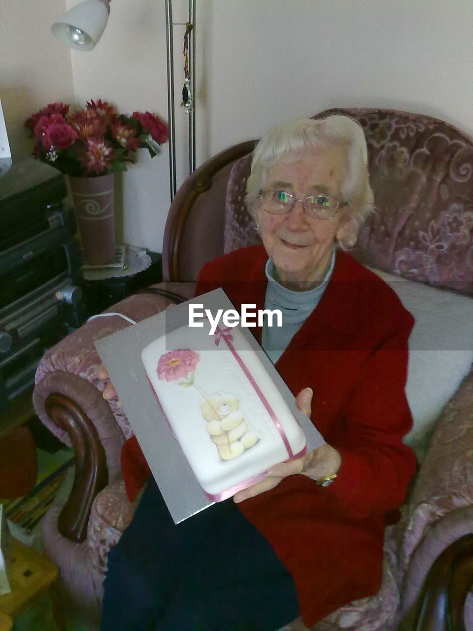 PORTRAIT OF MAN WITH EYEGLASSES ON TABLE AT HOME