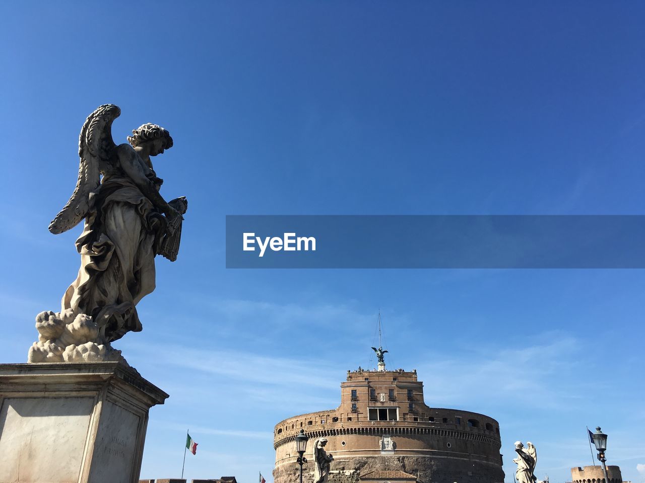 LOW ANGLE VIEW OF STATUE OF BUILDING