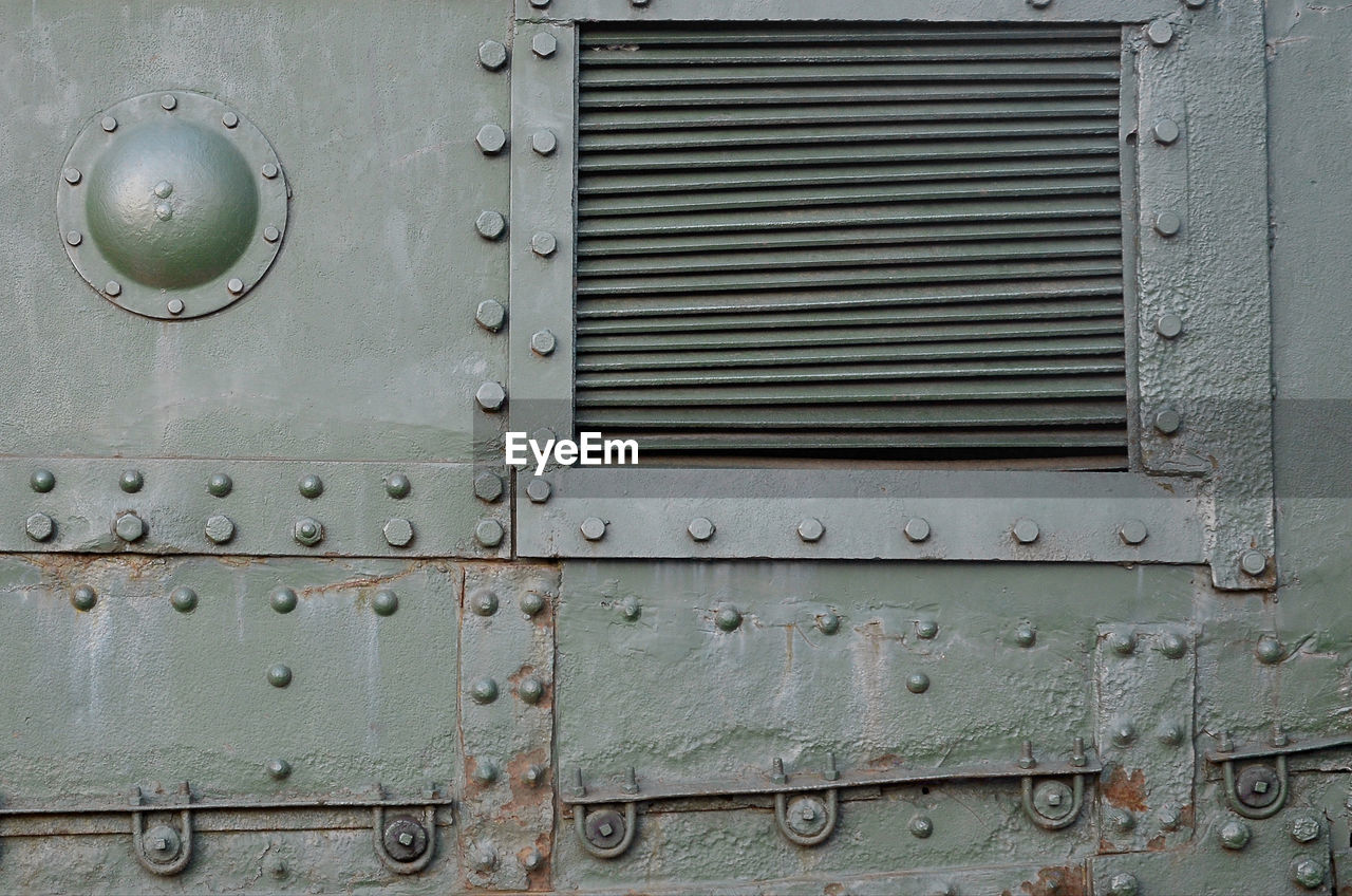 FULL FRAME SHOT OF METAL DOOR