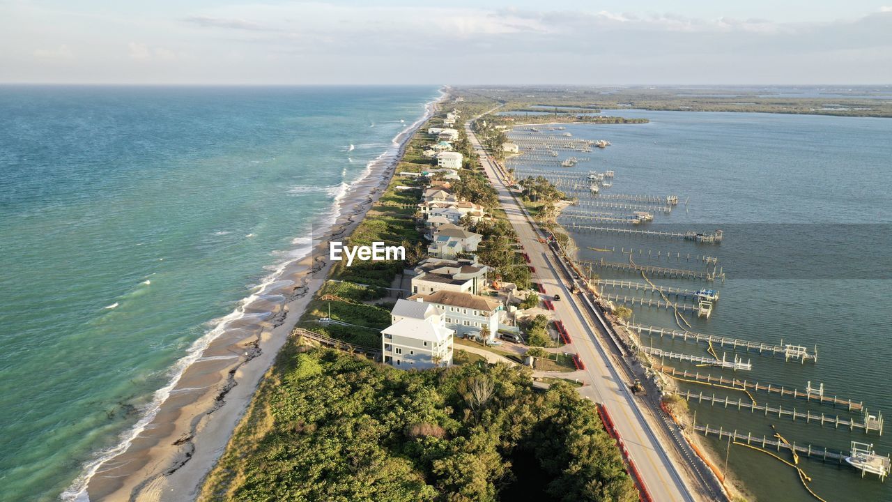 HIGH ANGLE VIEW OF BEACH AGAINST SEA