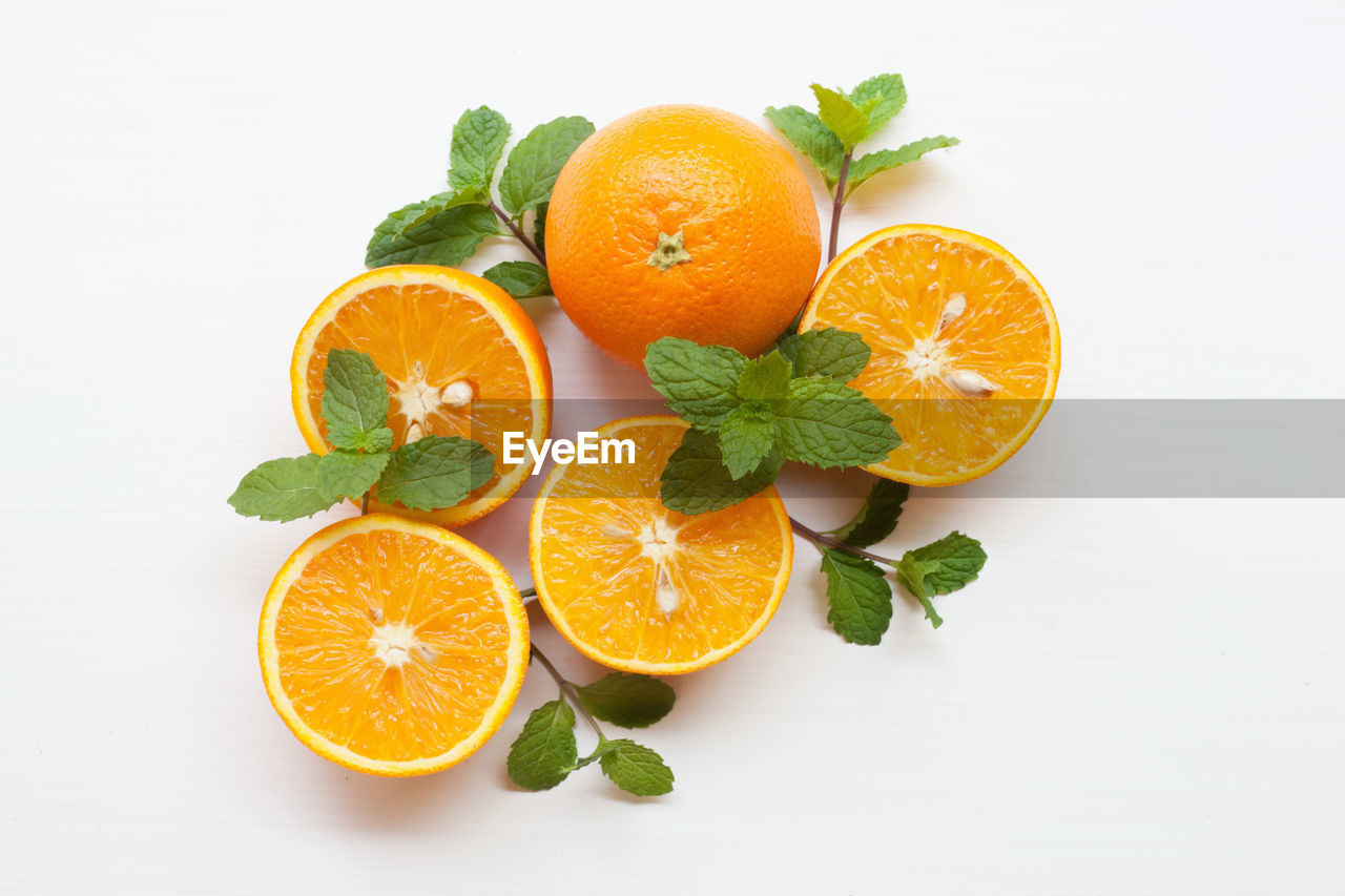 HIGH ANGLE VIEW OF ORANGES AGAINST WHITE BACKGROUND