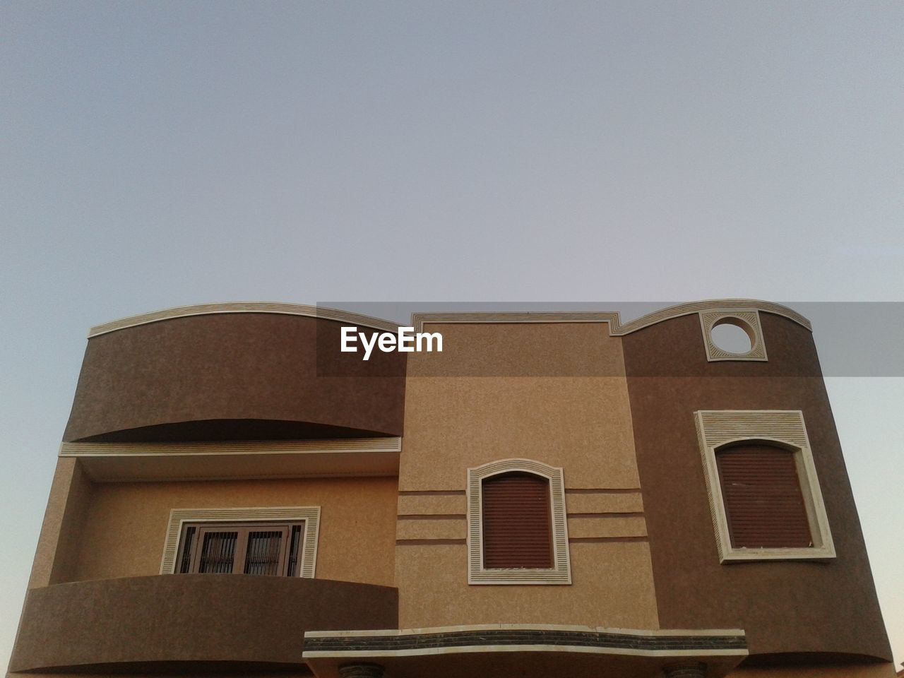 LOW ANGLE VIEW OF BUILDING AGAINST SKY IN CITY