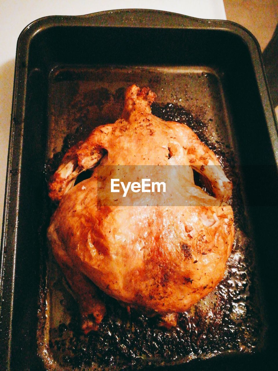 HIGH ANGLE VIEW OF ROASTED MEAT IN CONTAINER