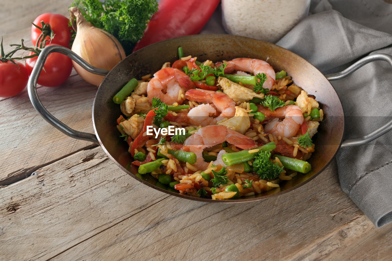 HIGH ANGLE VIEW OF SALAD ON TABLE