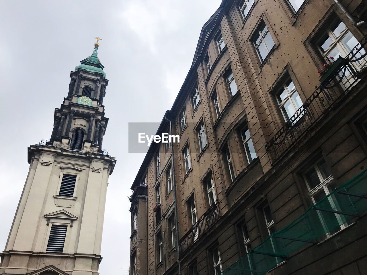 LOW ANGLE VIEW OF BUILDING AGAINST THE SKY