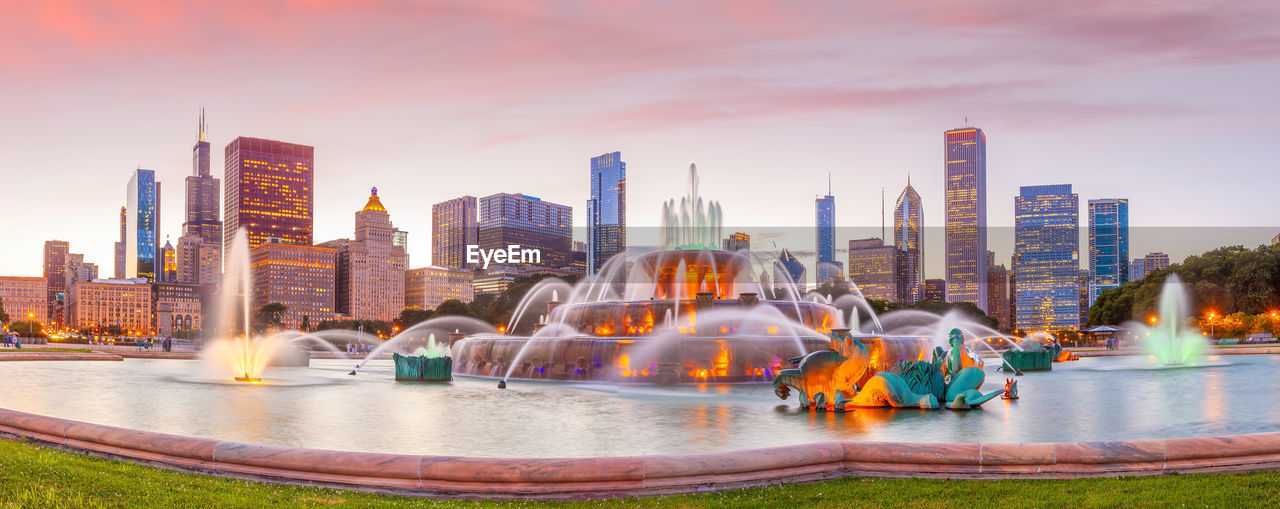 PANORAMIC VIEW OF FOUNTAIN AGAINST BUILDINGS IN CITY