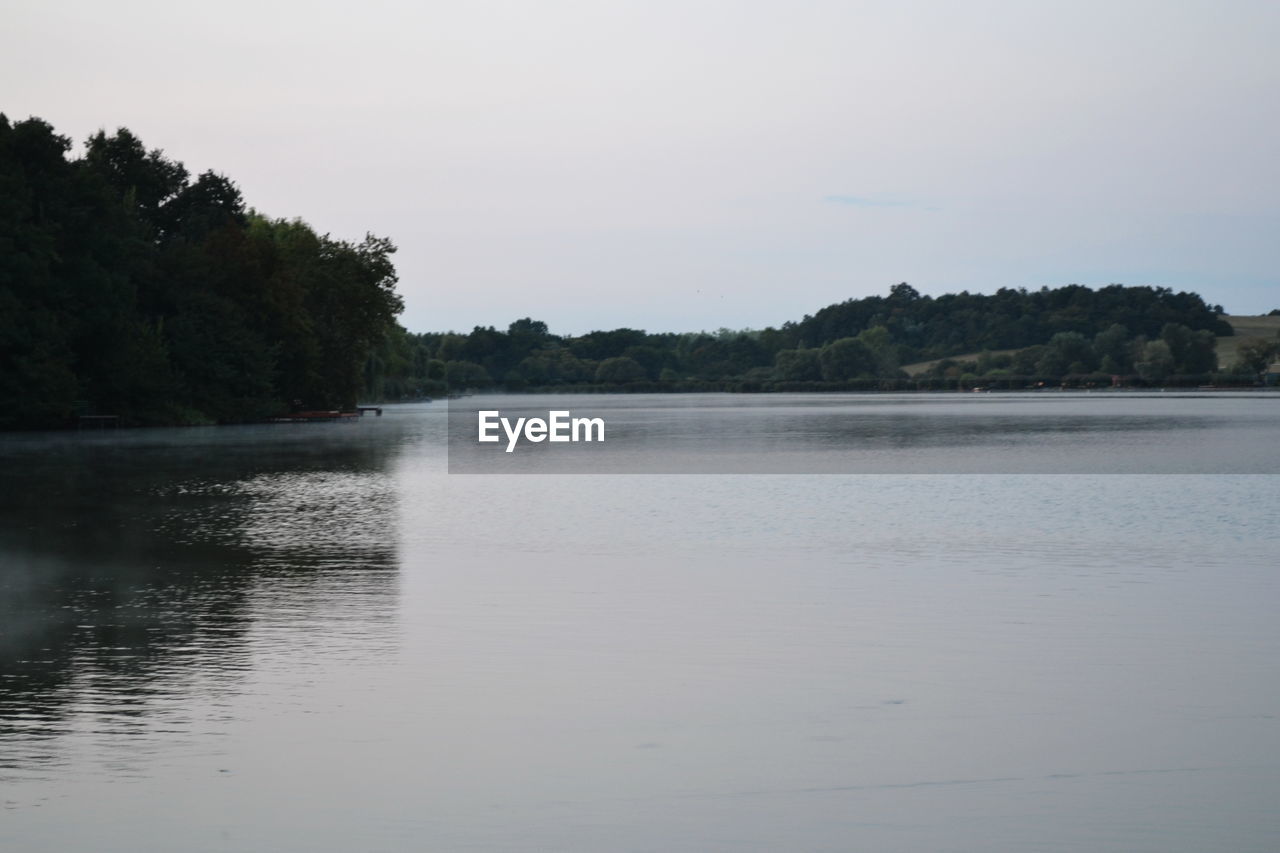 IDYLLIC VIEW OF LAKE AGAINST SKY