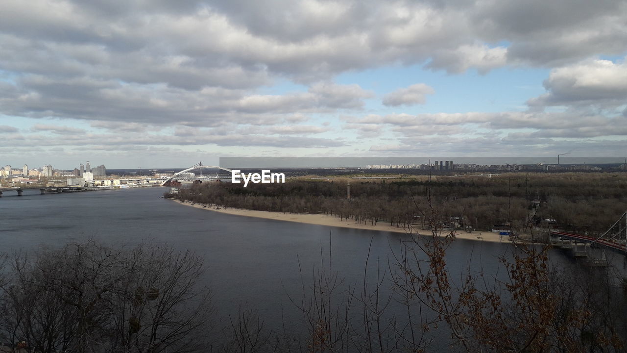 SCENIC VIEW OF RIVER AGAINST SKY IN CITY