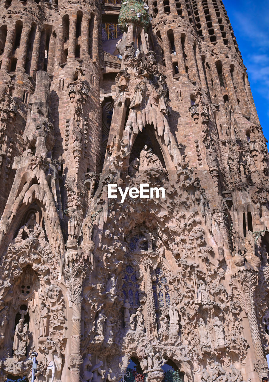 LOW ANGLE VIEW OF CARVINGS ON BUILDING