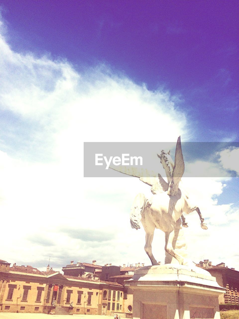 LOW ANGLE VIEW OF STATUE AGAINST SKY