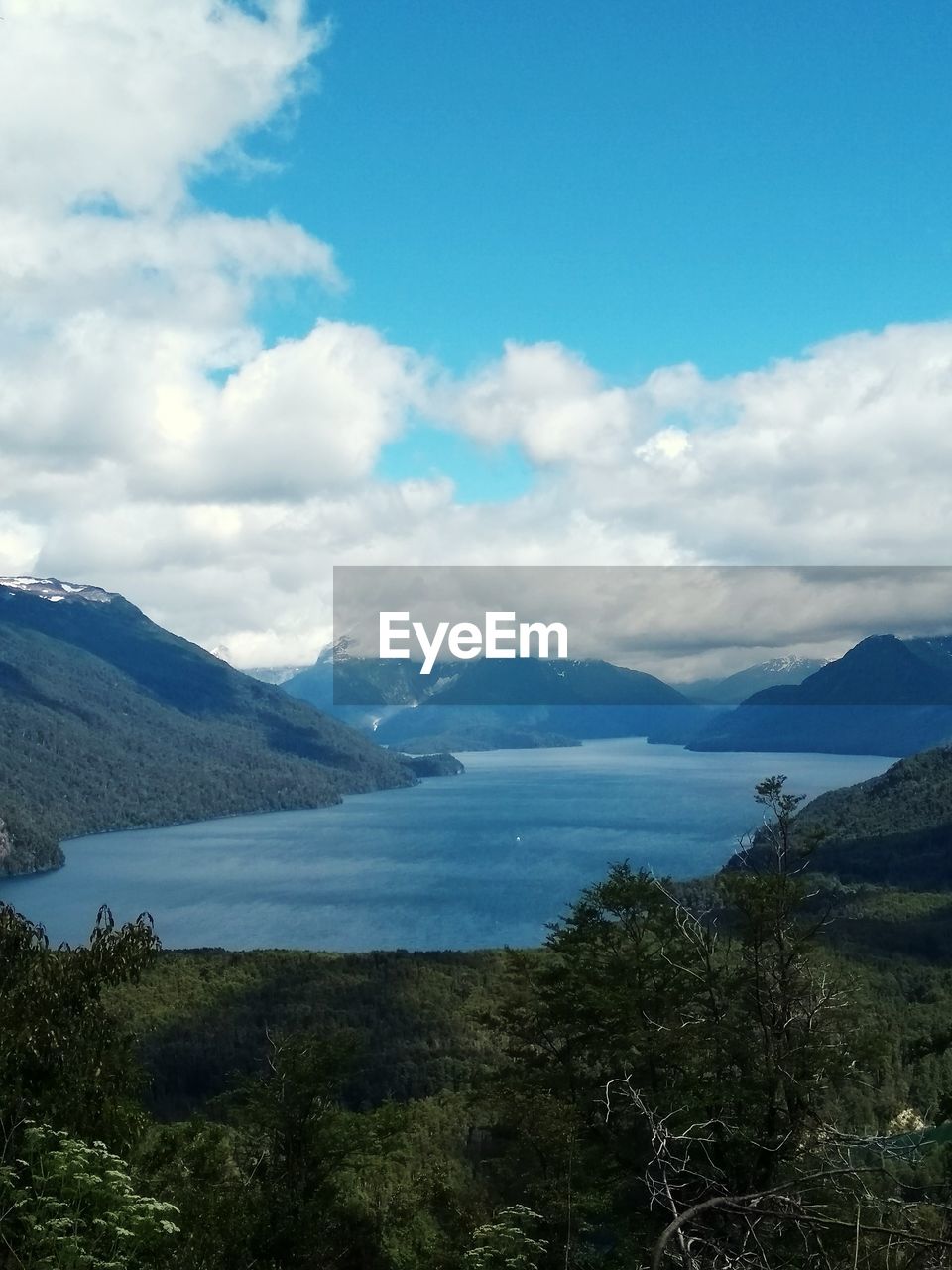 SCENIC VIEW OF MOUNTAINS AND SEA AGAINST SKY