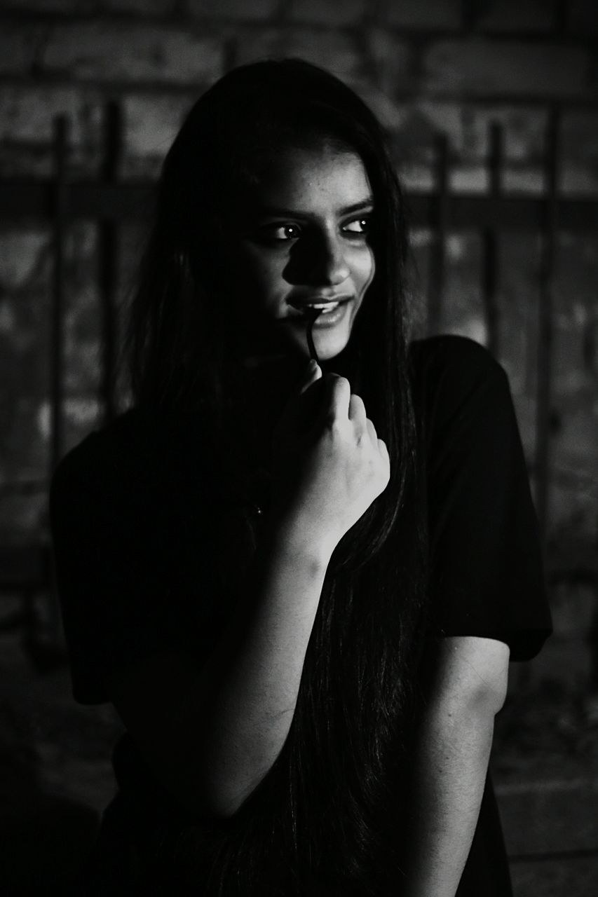 CLOSE-UP PORTRAIT OF YOUNG WOMAN WITH HANDS