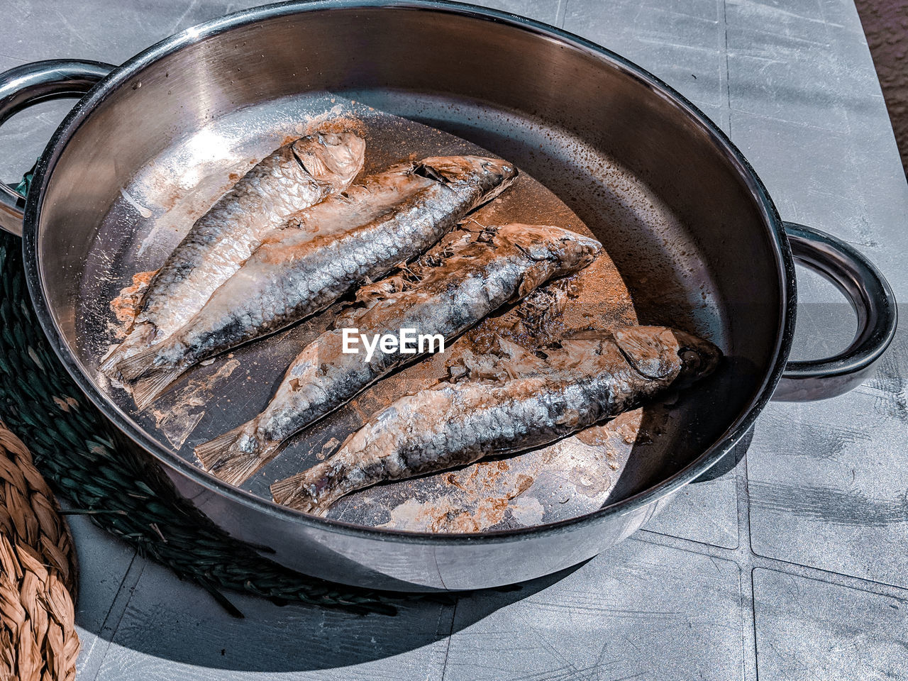 HIGH ANGLE VIEW OF DEAD FISH IN COOKING PAN