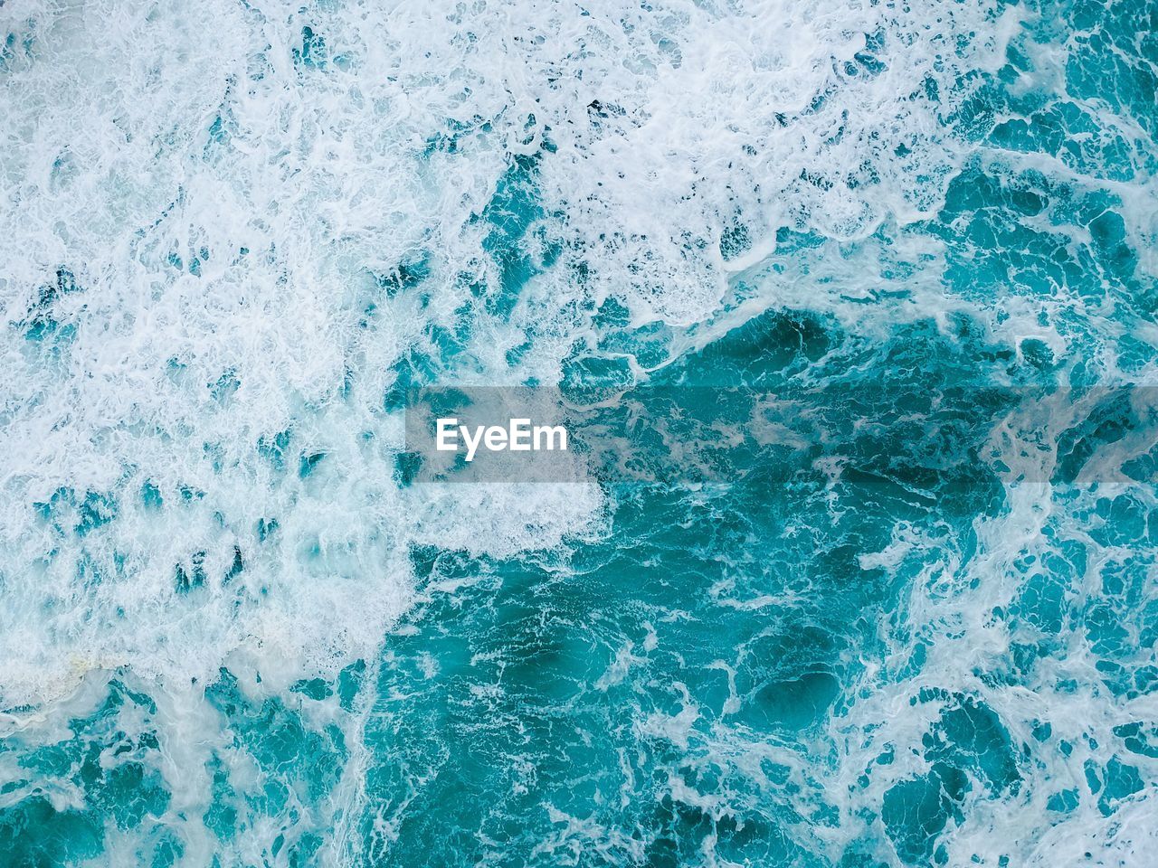 FULL FRAME SHOT OF WATER SPLASHING ON SEA