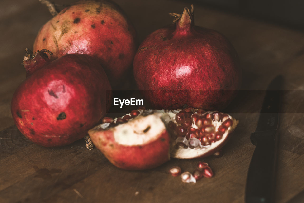 HIGH ANGLE VIEW OF APPLES IN CONTAINER