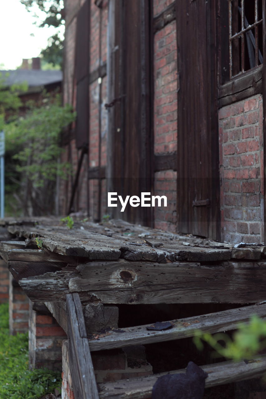 CLOSE-UP OF ABANDONED WOODEN STRUCTURE