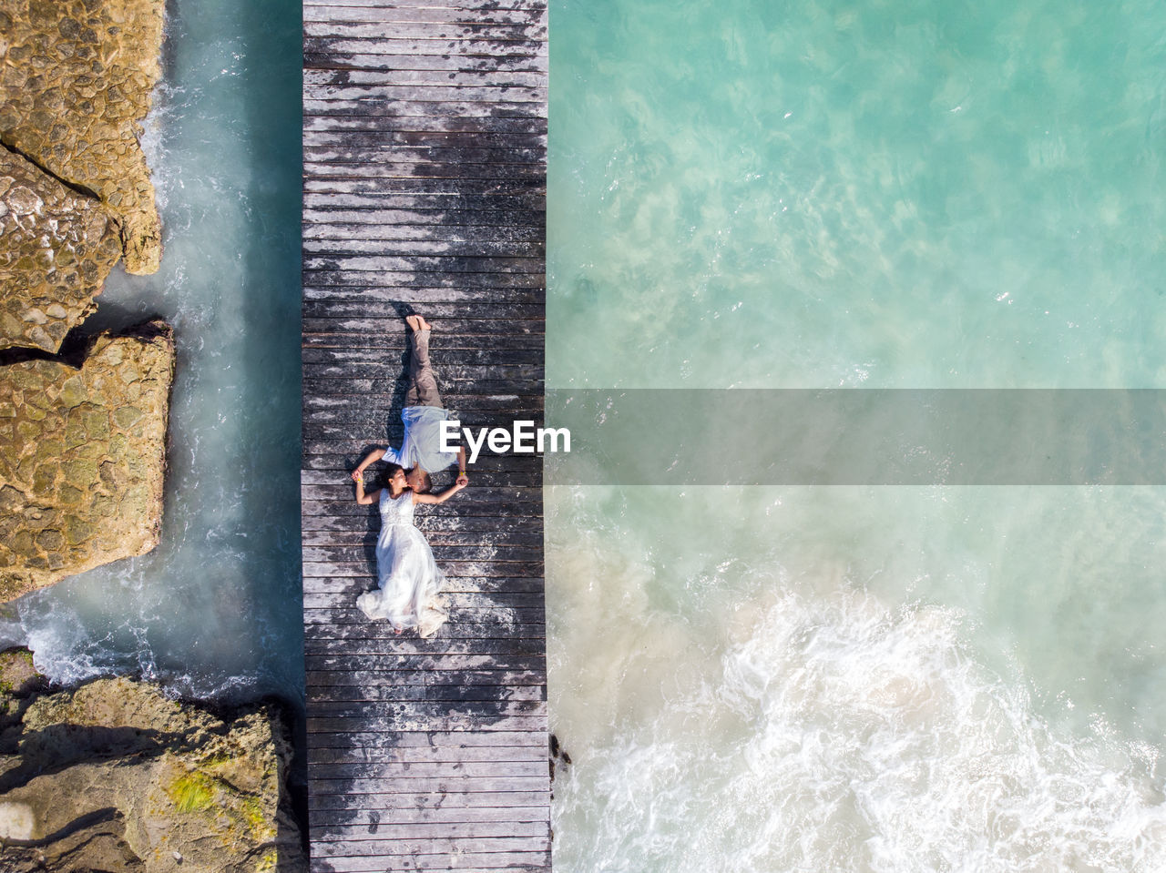 HIGH ANGLE VIEW OF MAN SWIMMING UNDERWATER