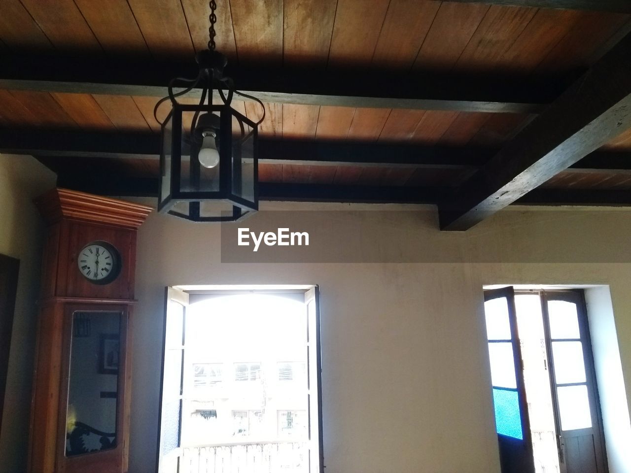 LOW ANGLE VIEW OF PENDANT LIGHTS HANGING IN BUILDING