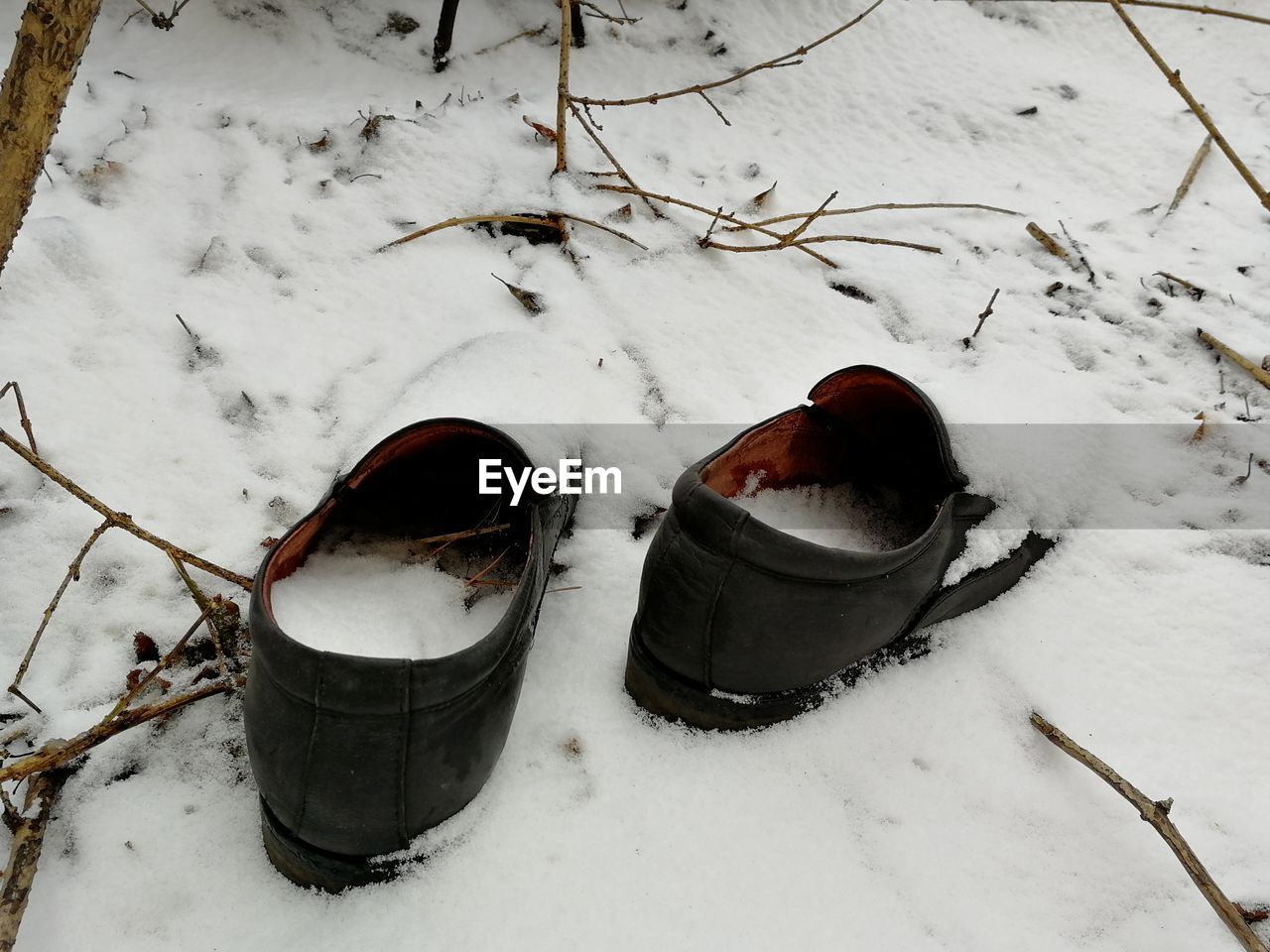 HIGH ANGLE VIEW OF SNOW ON FIELD