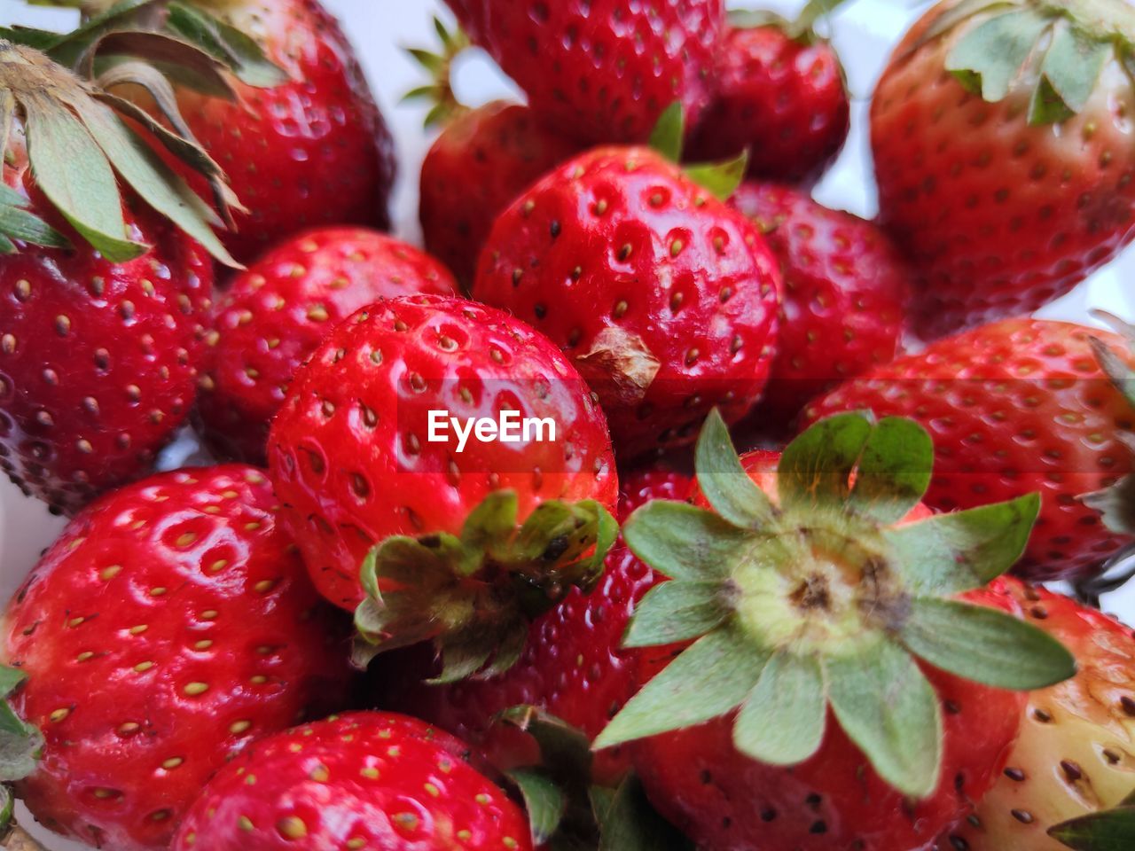 FULL FRAME SHOT OF FRESH STRAWBERRIES