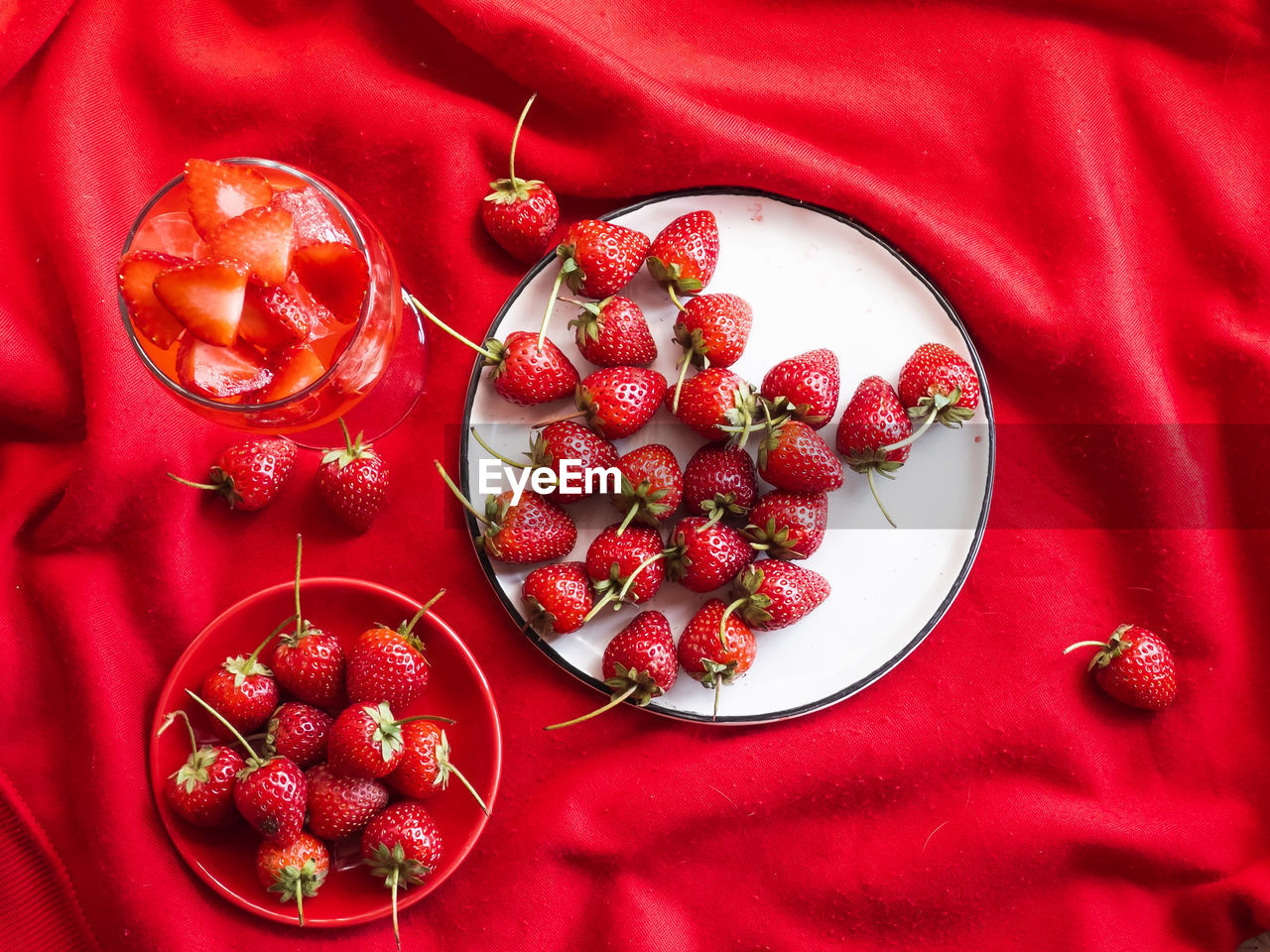 HIGH ANGLE VIEW OF STRAWBERRIES IN BOWL
