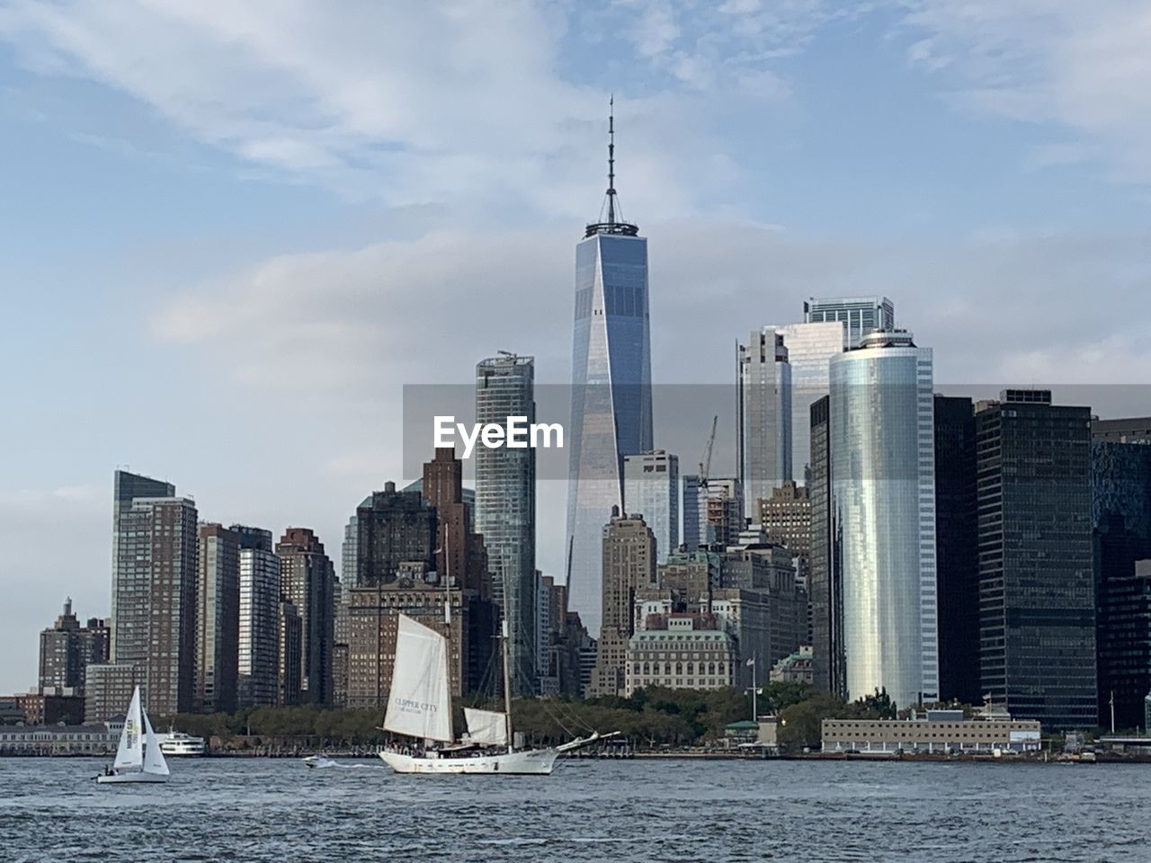 SEA BY BUILDINGS AGAINST SKY IN CITY