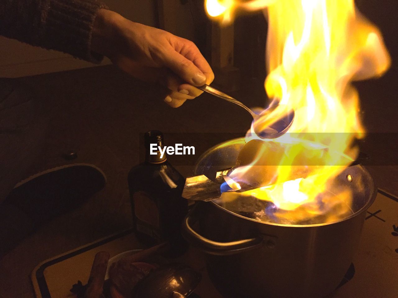 Cropped hand making feuerzangenbowle