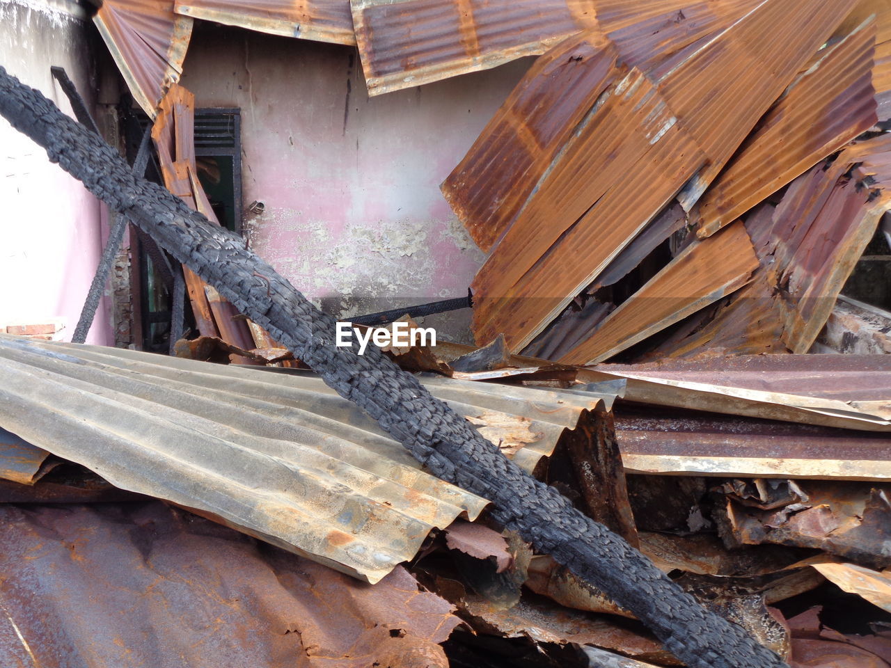 CLOSE-UP OF RUSTY METAL ROOF