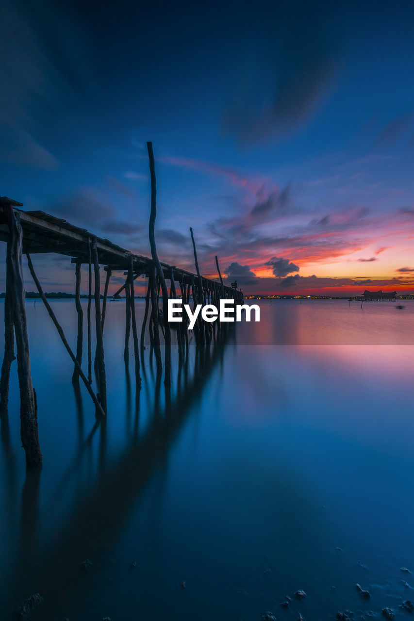 SCENIC VIEW OF SEA AGAINST ORANGE SKY