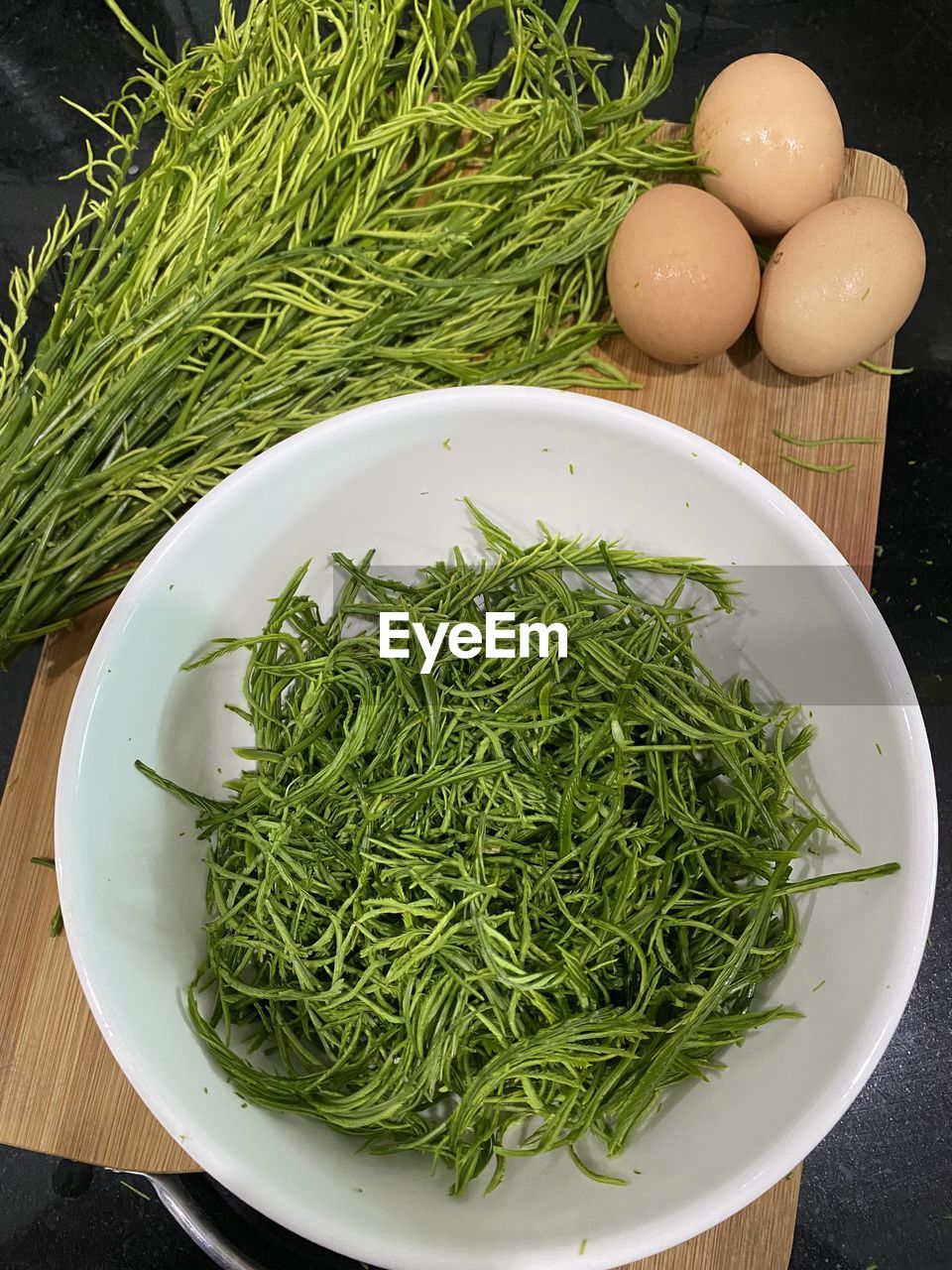 HIGH ANGLE VIEW OF VEGETABLES IN BOWL