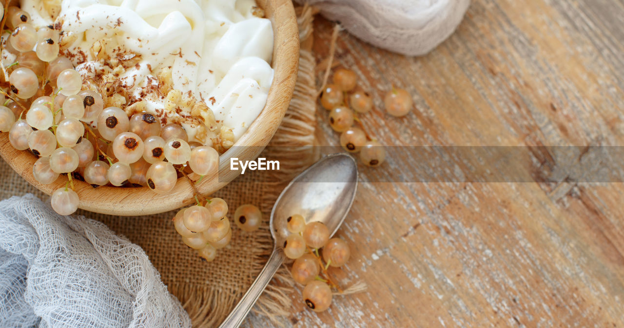 HIGH ANGLE VIEW OF EGGS IN BOWL ON TABLE