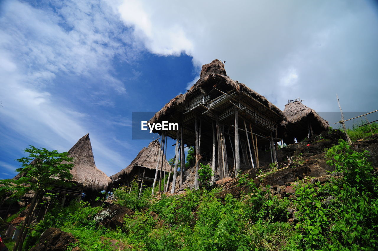 LOW ANGLE VIEW OF DAMAGED BUILDING AGAINST SKY