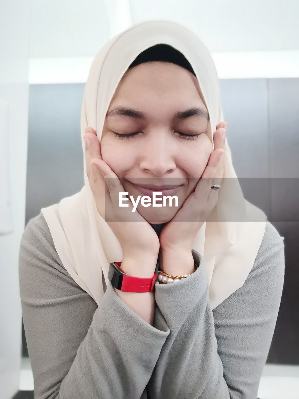 PORTRAIT OF A SMILING WOMAN