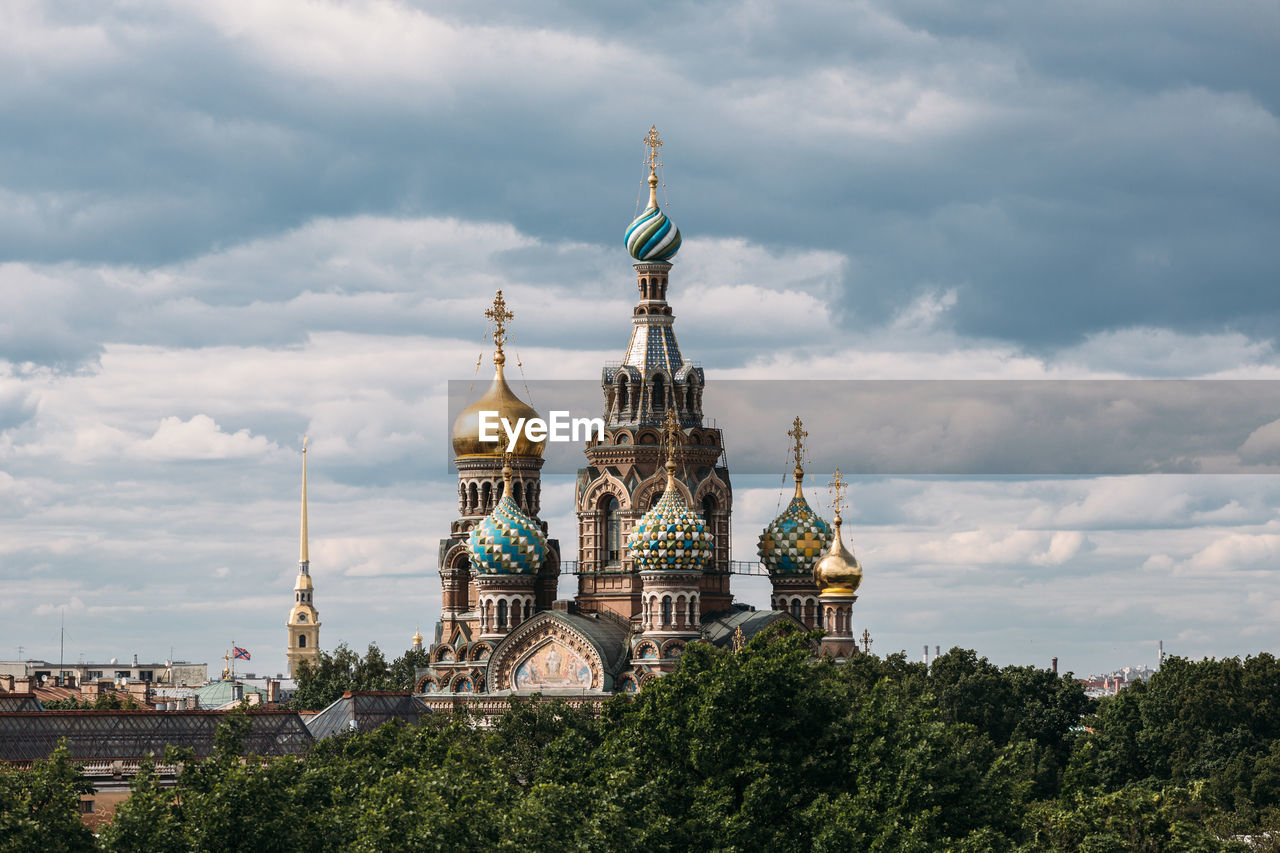 Close up domes of savior on the blood church in saint petersburg. cloudy sky. 