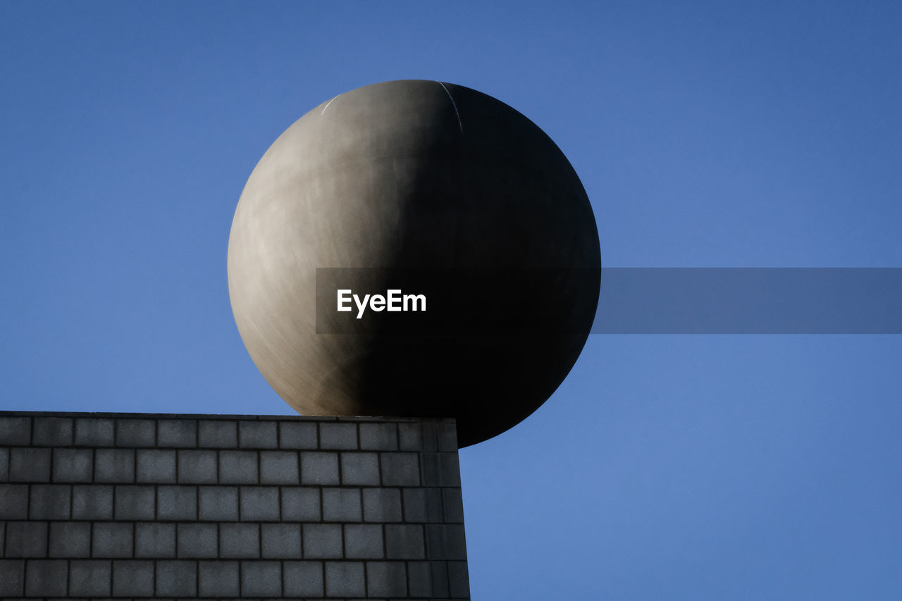 CLOSE-UP OF BUILDING AGAINST CLEAR BLUE SKY