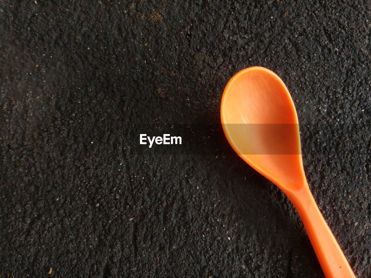 HIGH ANGLE VIEW OF TEA ON TABLE