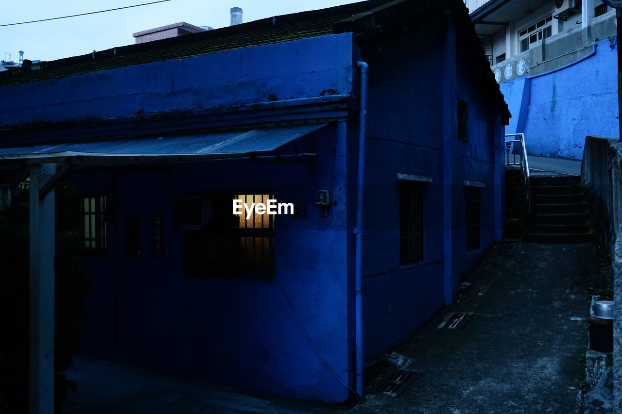 EMPTY ALLEY AMIDST BUILDINGS IN CITY