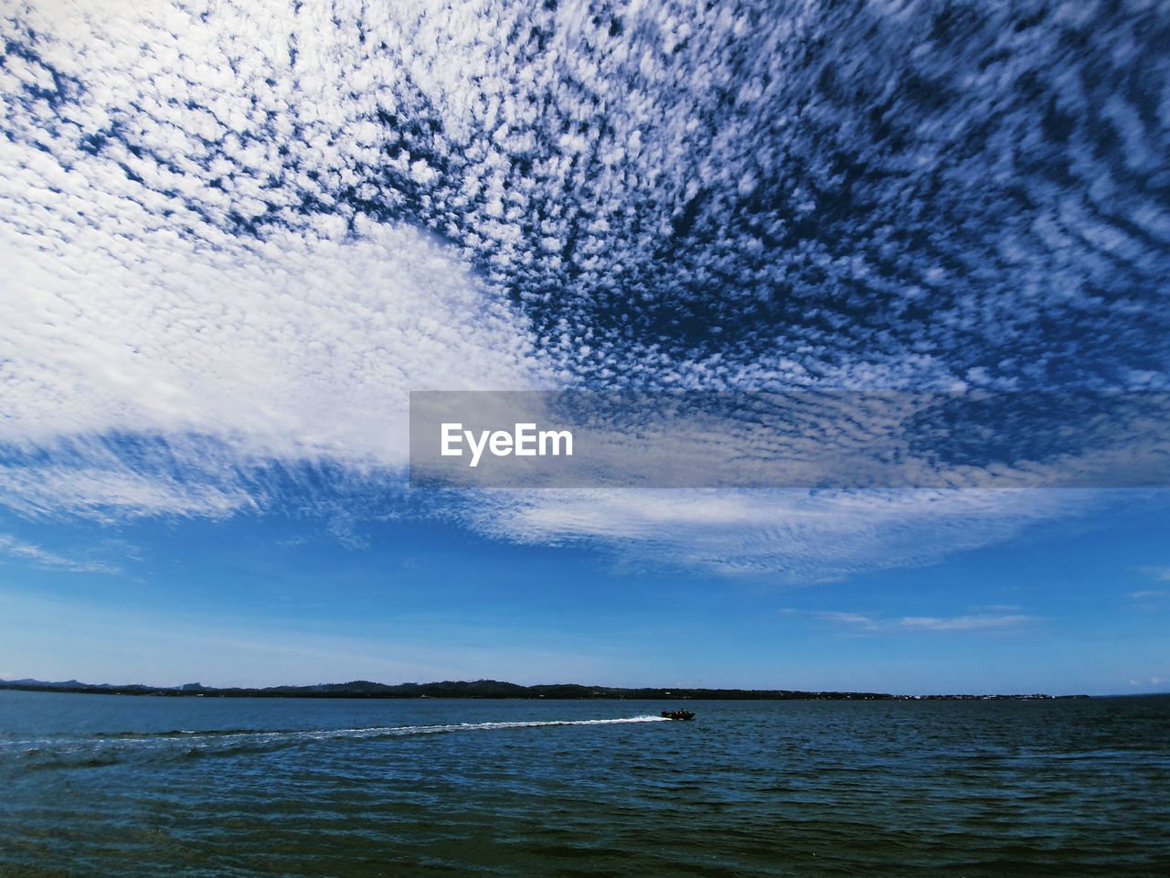IDYLLIC VIEW OF SEA AGAINST SKY