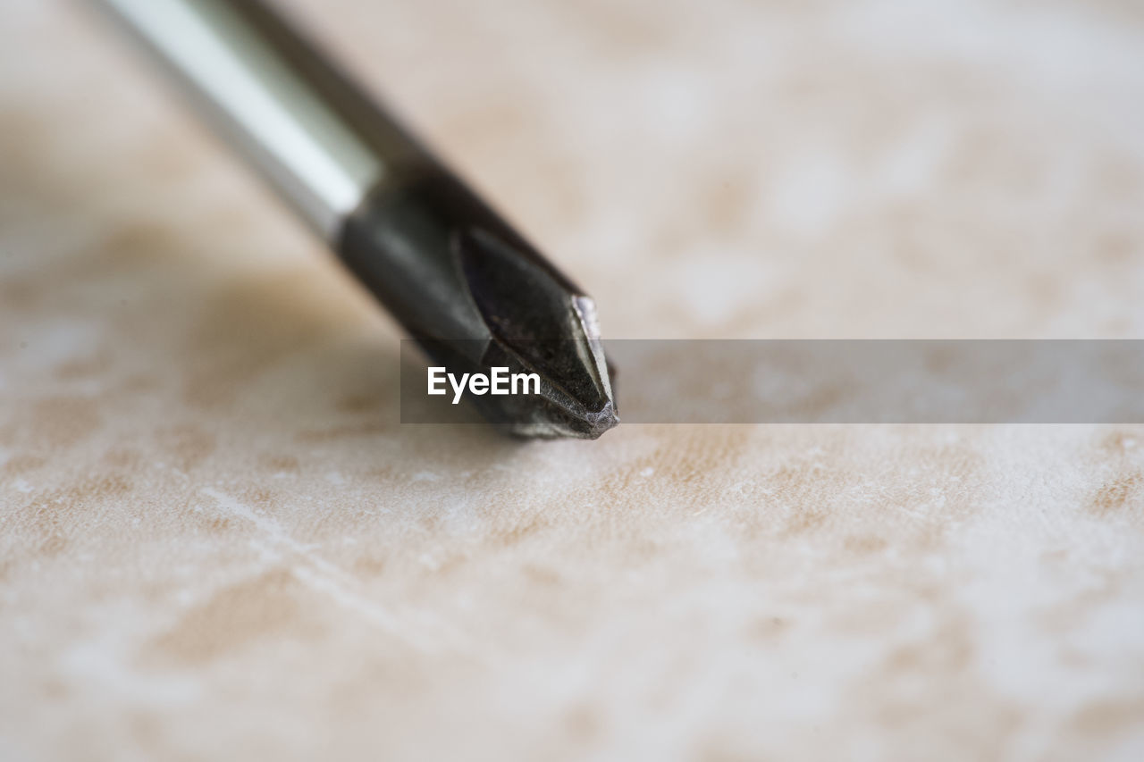 HIGH ANGLE VIEW OF BLACK AND WHITE PEN ON TABLE