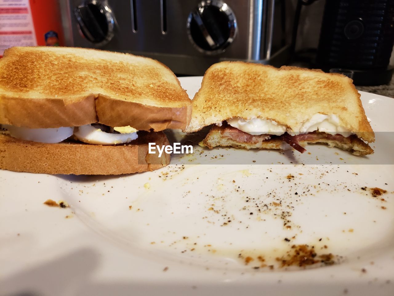 HIGH ANGLE VIEW OF BREAKFAST ON PLATE