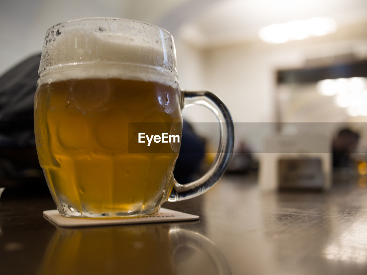 CLOSE-UP OF BEER IN GLASS