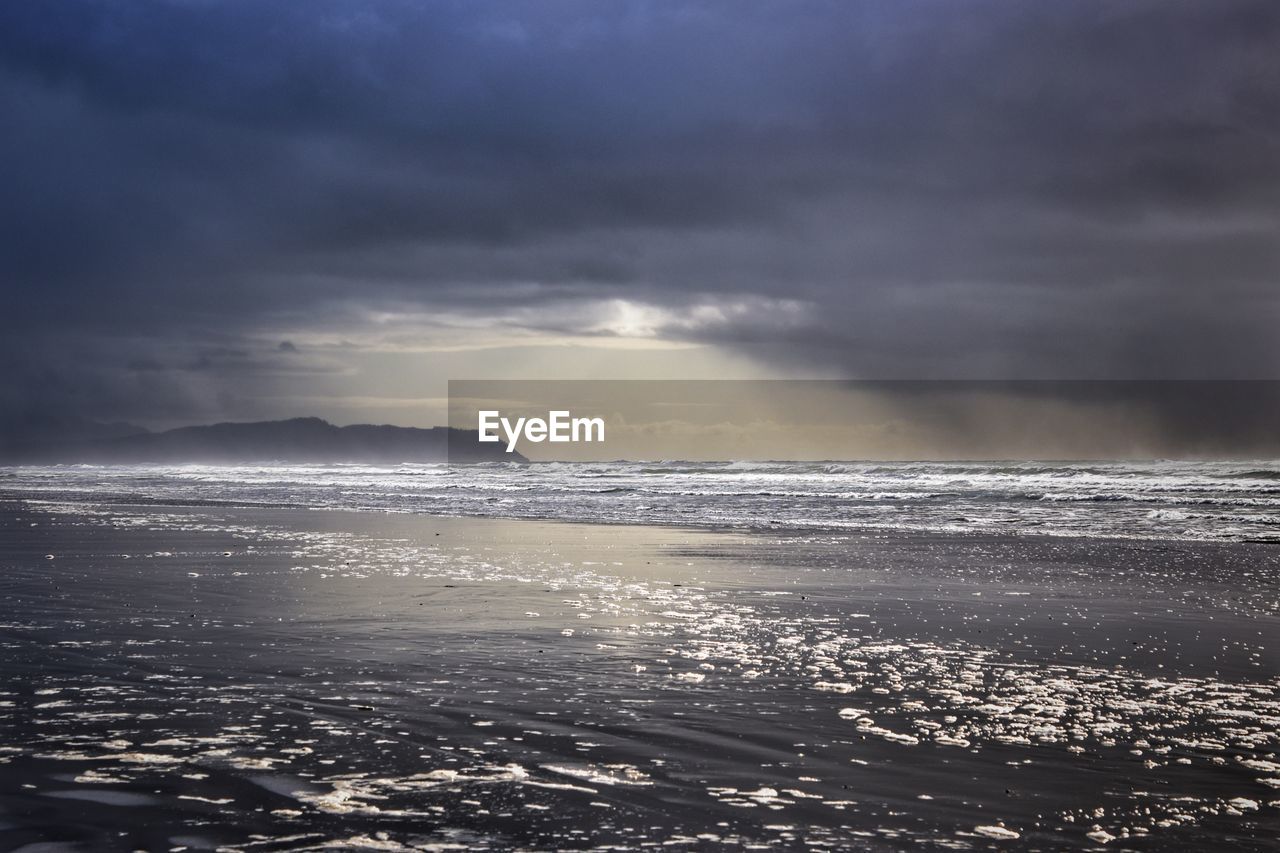 SCENIC VIEW OF SEA AGAINST SKY AT SUNSET