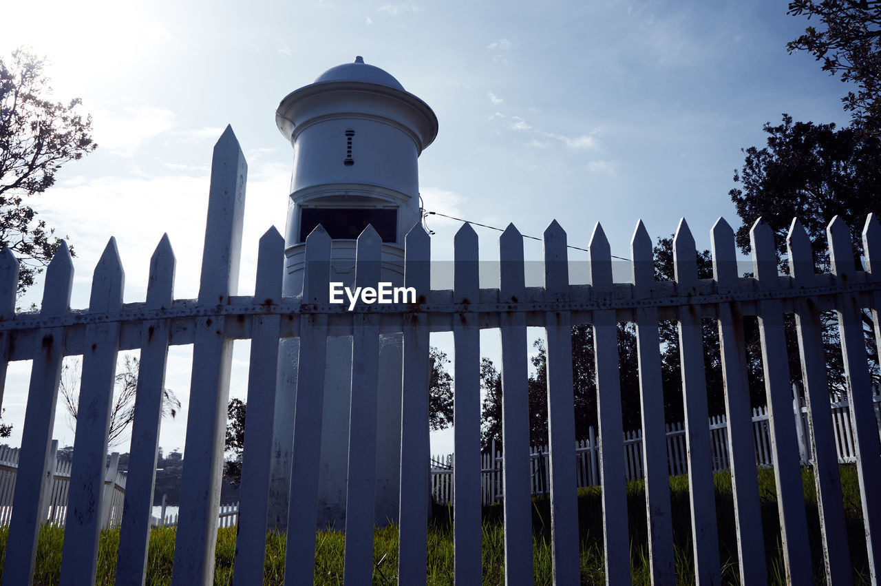 LOW ANGLE VIEW OF WATER AGAINST FENCE