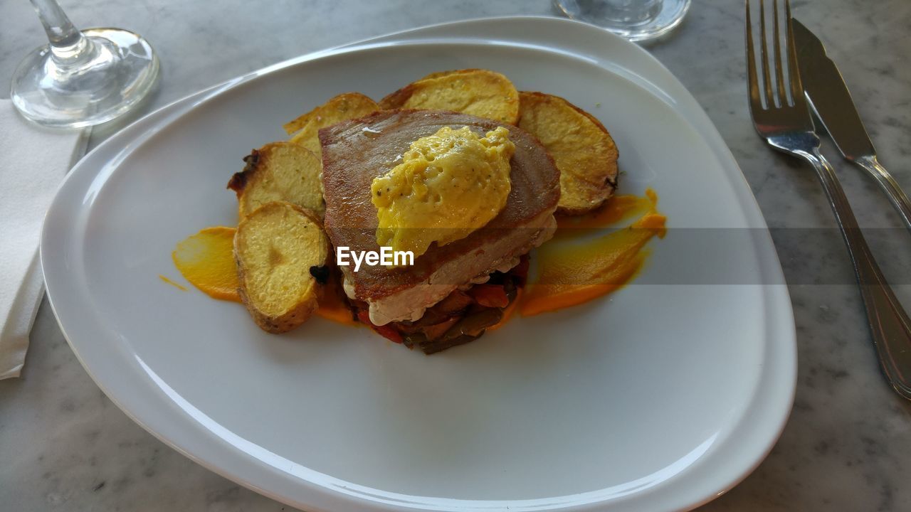 HIGH ANGLE VIEW OF SERVING FOOD IN PLATE WITH FORK