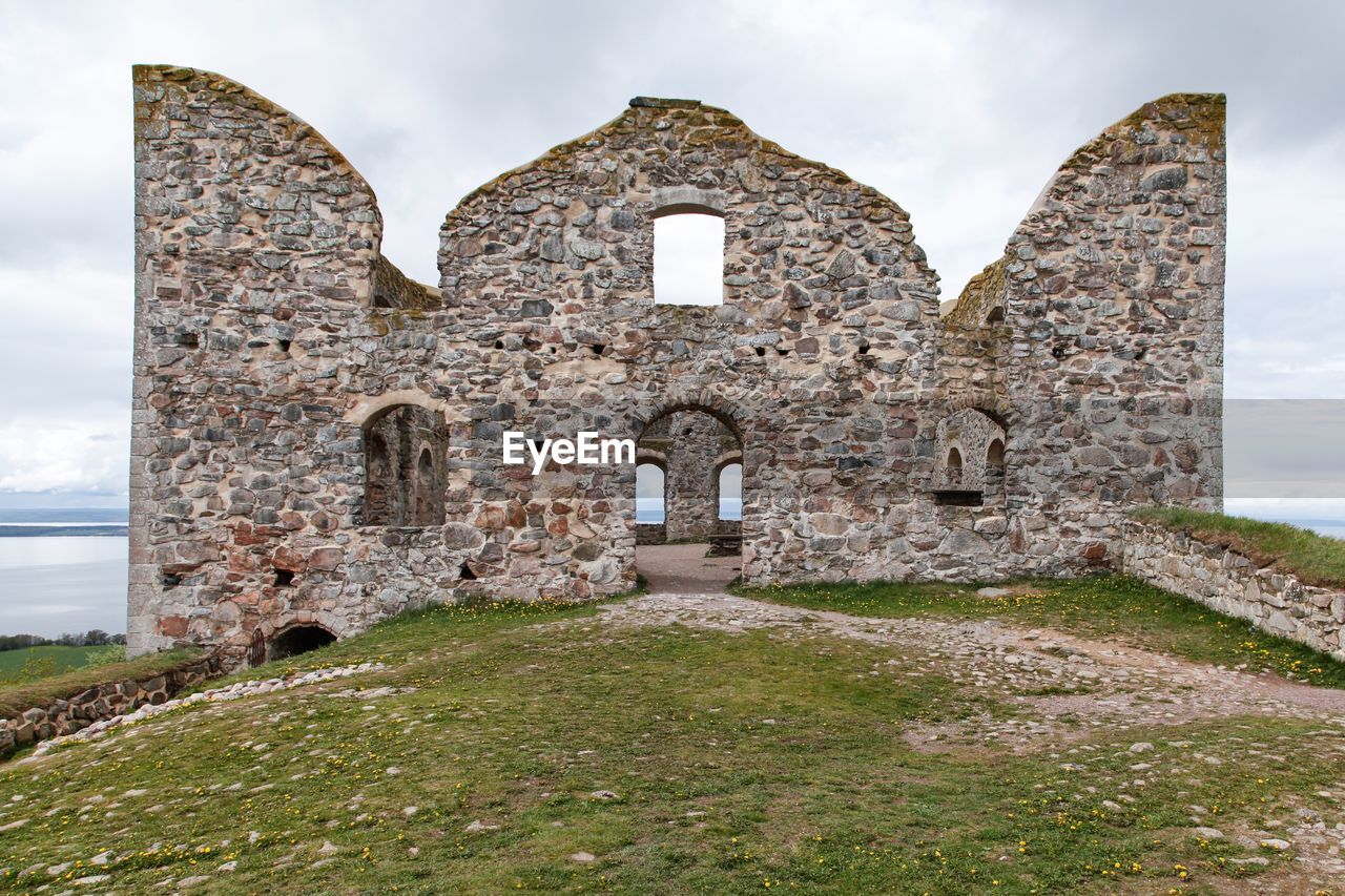 OLD RUINED BUILDING AGAINST SKY