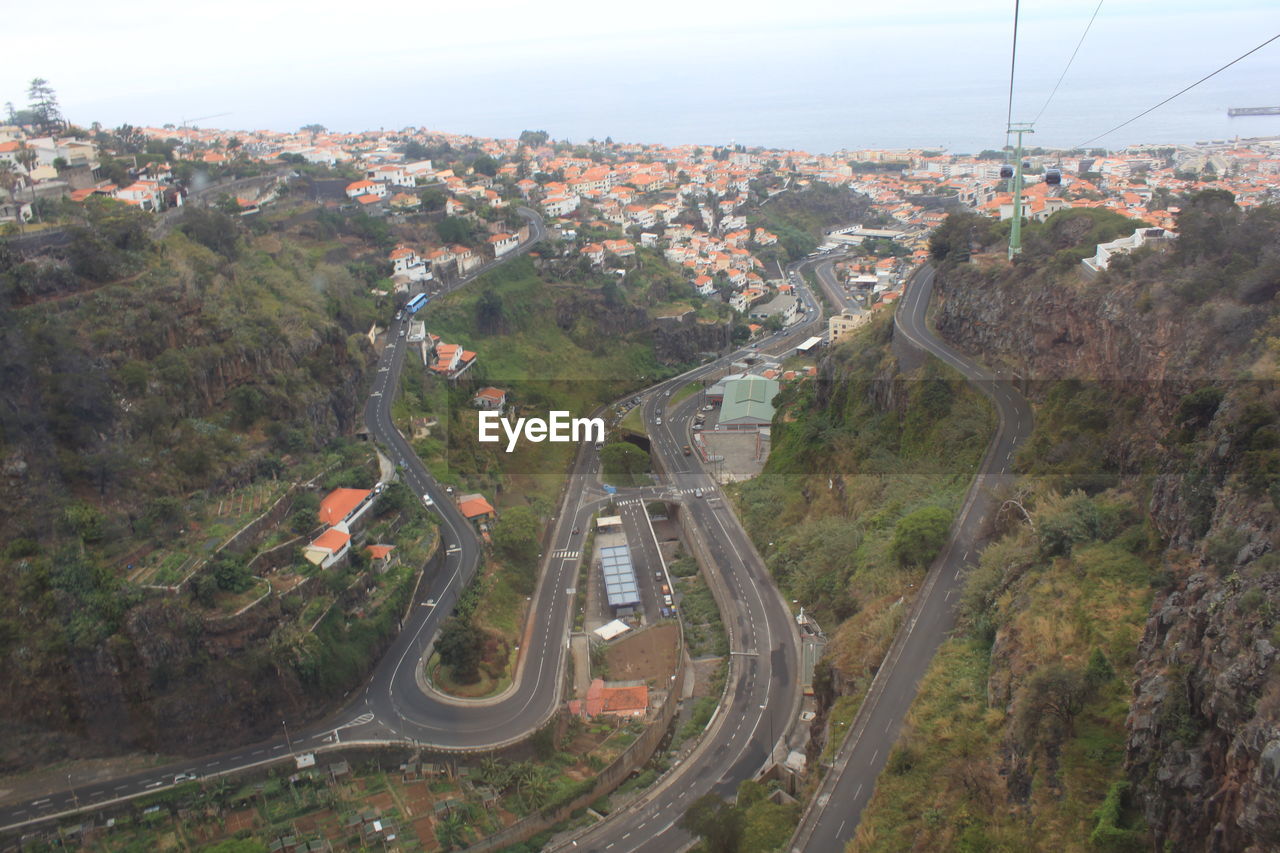 HIGH ANGLE VIEW OF CARS ON STREET IN CITY